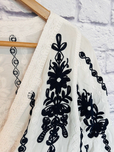 KINDRED Embroidered Eyelet Blouse Sz L Babydoll 3/4 Sleeve Ruffled Pullover Top