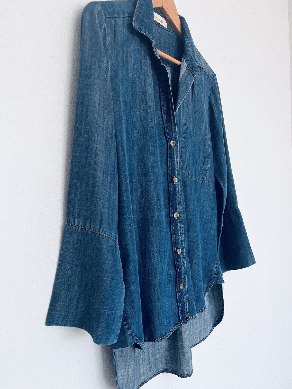 BELLA DAHL Womens Blue Chambray Shirt Sz M Inside Pocket Button Up Preppy Casual