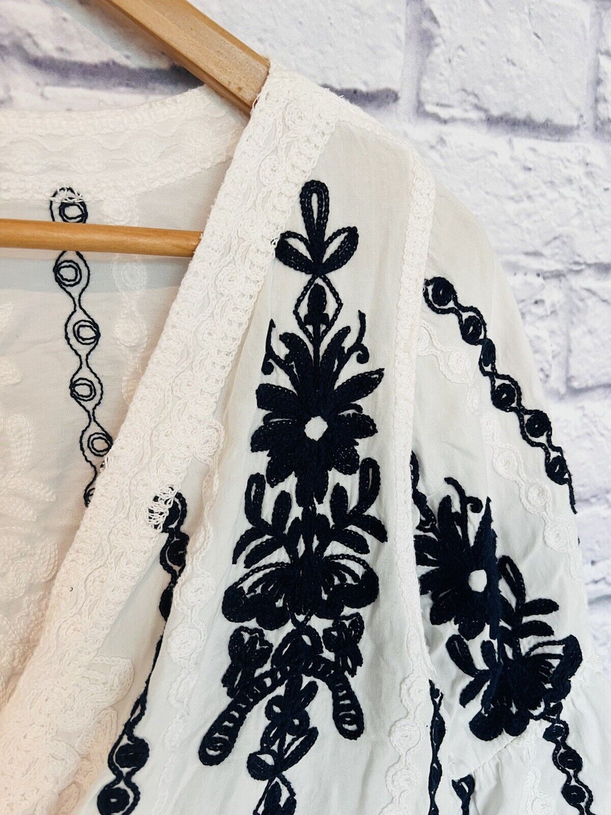 KINDRED Embroidered Eyelet Blouse Sz L Babydoll 3/4 Sleeve Ruffled Pullover Top