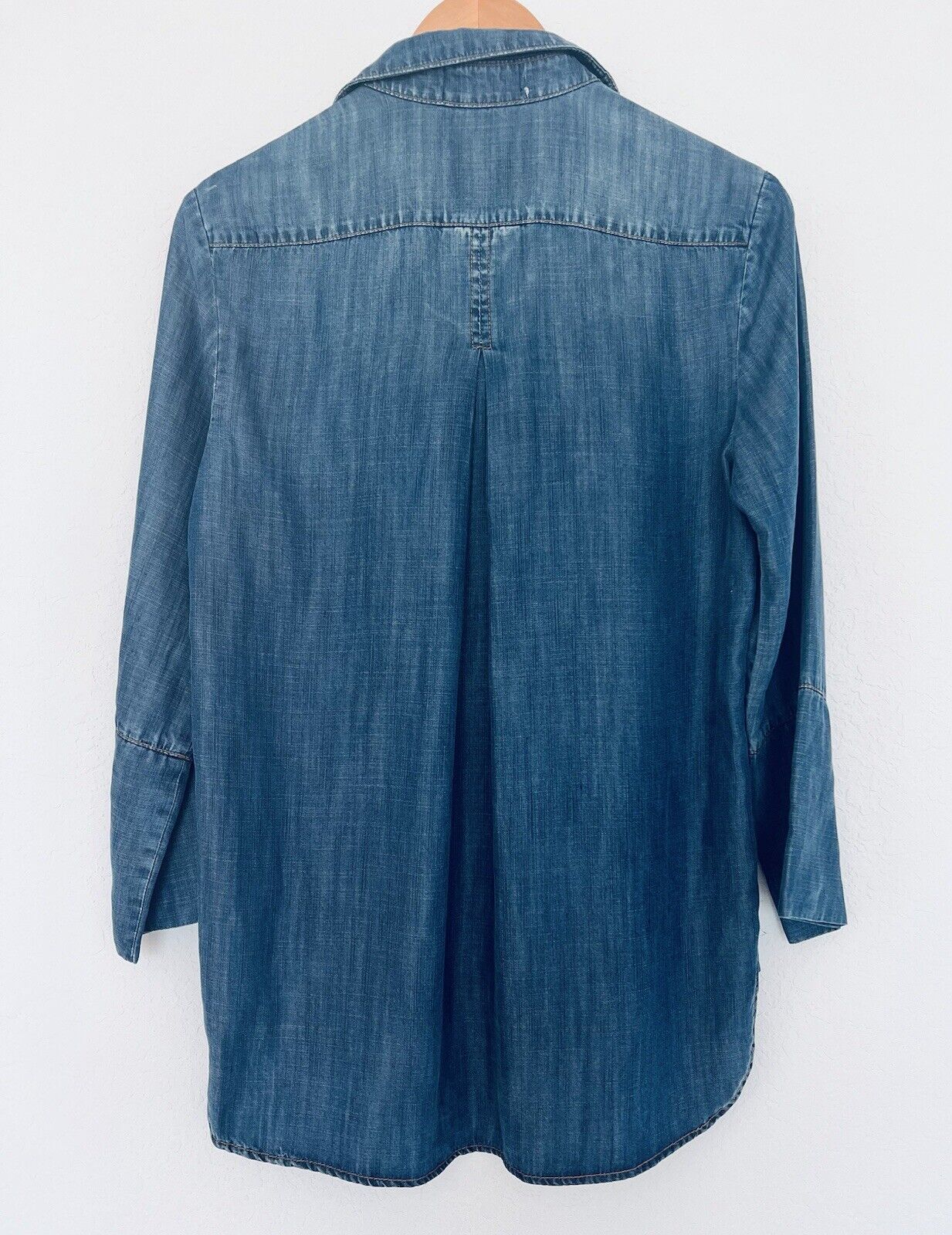 BELLA DAHL Womens Blue Chambray Shirt Sz M Inside Pocket Button Up Preppy Casual