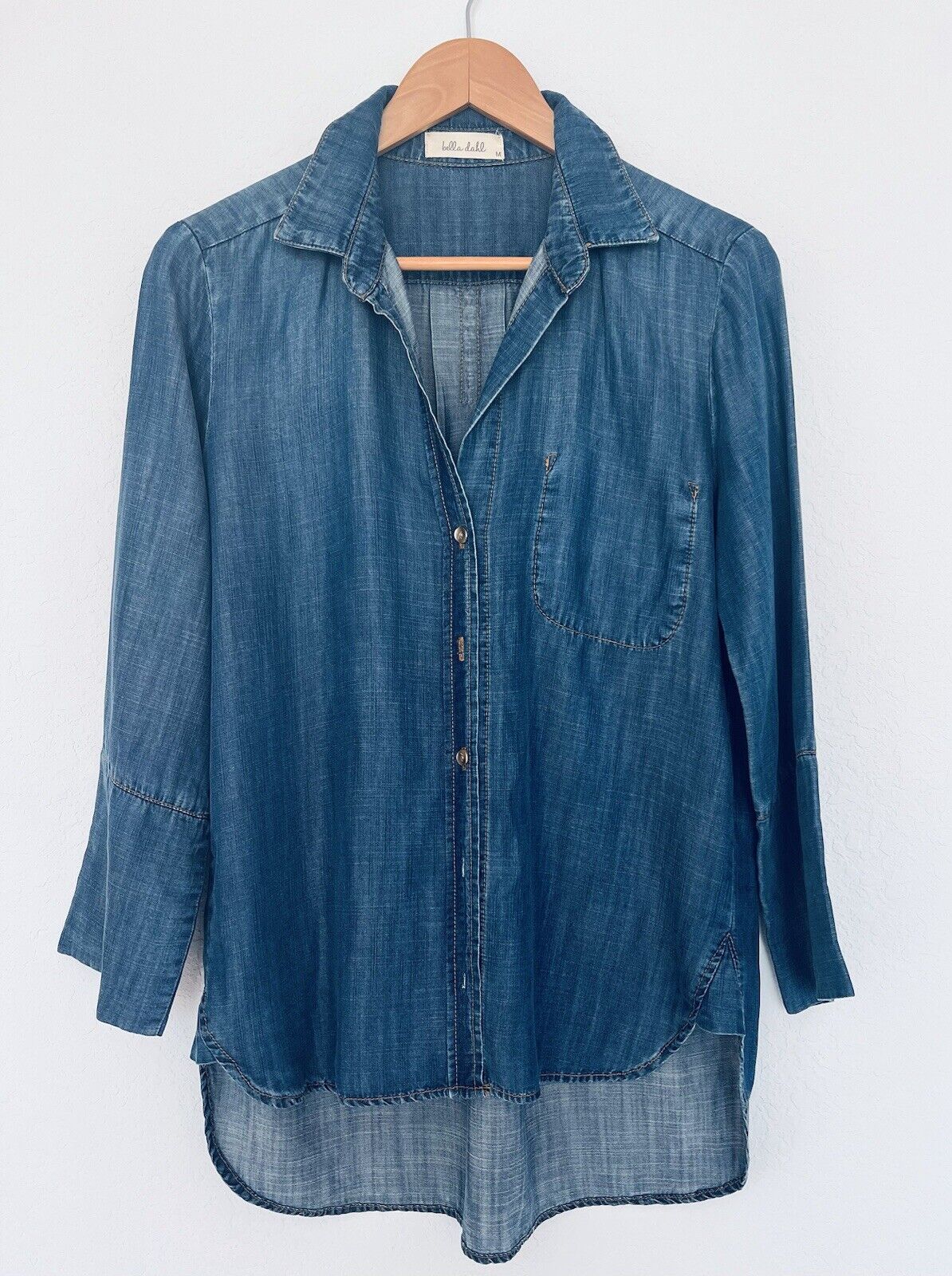 BELLA DAHL Womens Blue Chambray Shirt Sz M Inside Pocket Button Up Preppy Casual