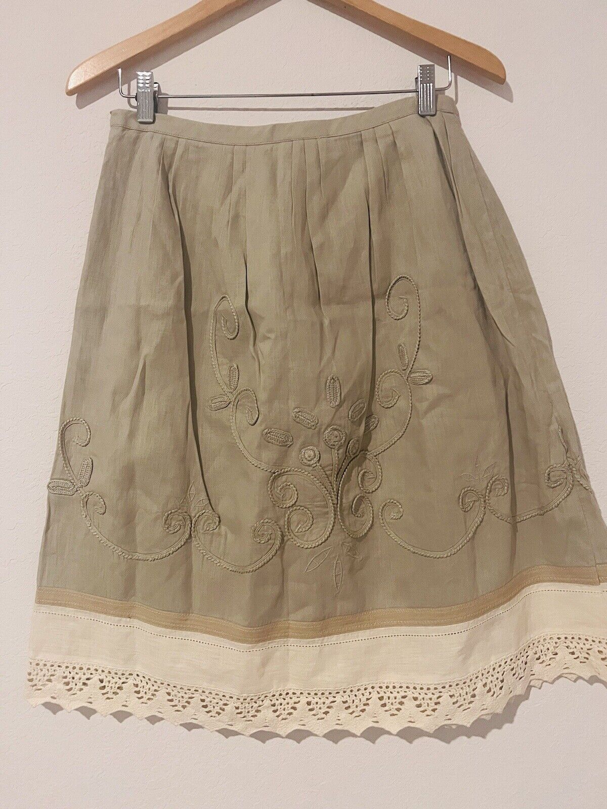 LOFT Ann Taylor Beige 3D Appliqué Skirt Sz 8  Embroidered Crocheted Hem Boho
