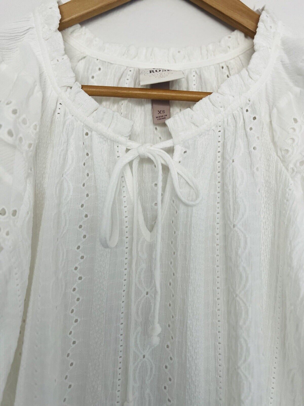KNOX ROSE White Blouse Sz XS Boho Tassel V-Neck Floral Eyelet White Top