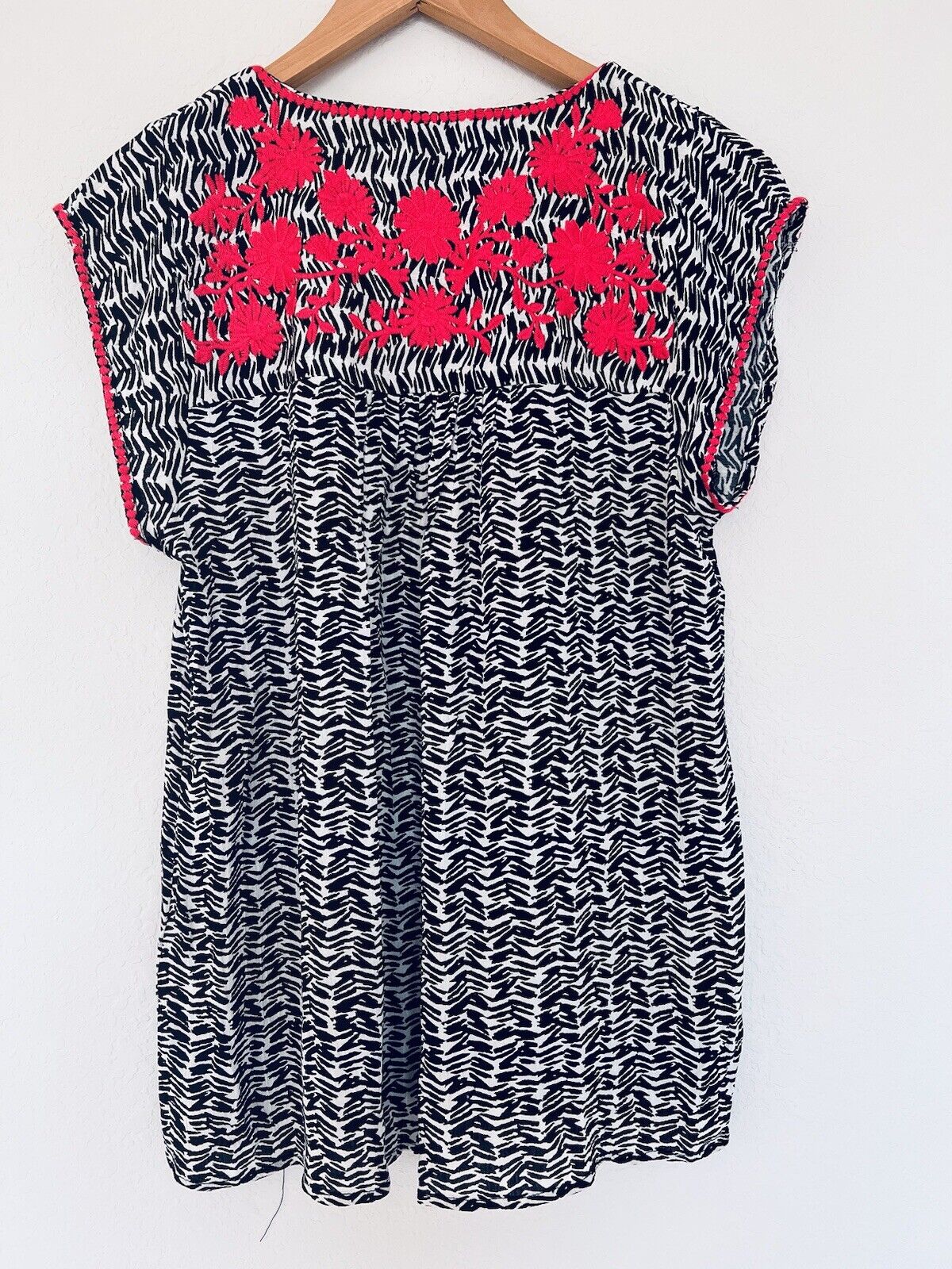 SAVANNA JANE NWT Embroidered Top Sz M Black White Zebra Animal Print Blouse