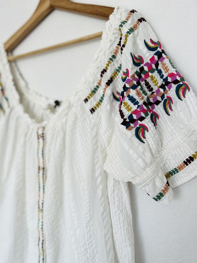 ANTHROPOLOGIE AKEMI + Kim Floral Embroidered Blouse Sz 6 Top Button Accents Boho