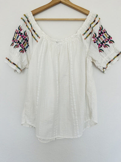 ANTHROPOLOGIE AKEMI + Kim Floral Embroidered Blouse Sz 6 Top Button Accents Boho