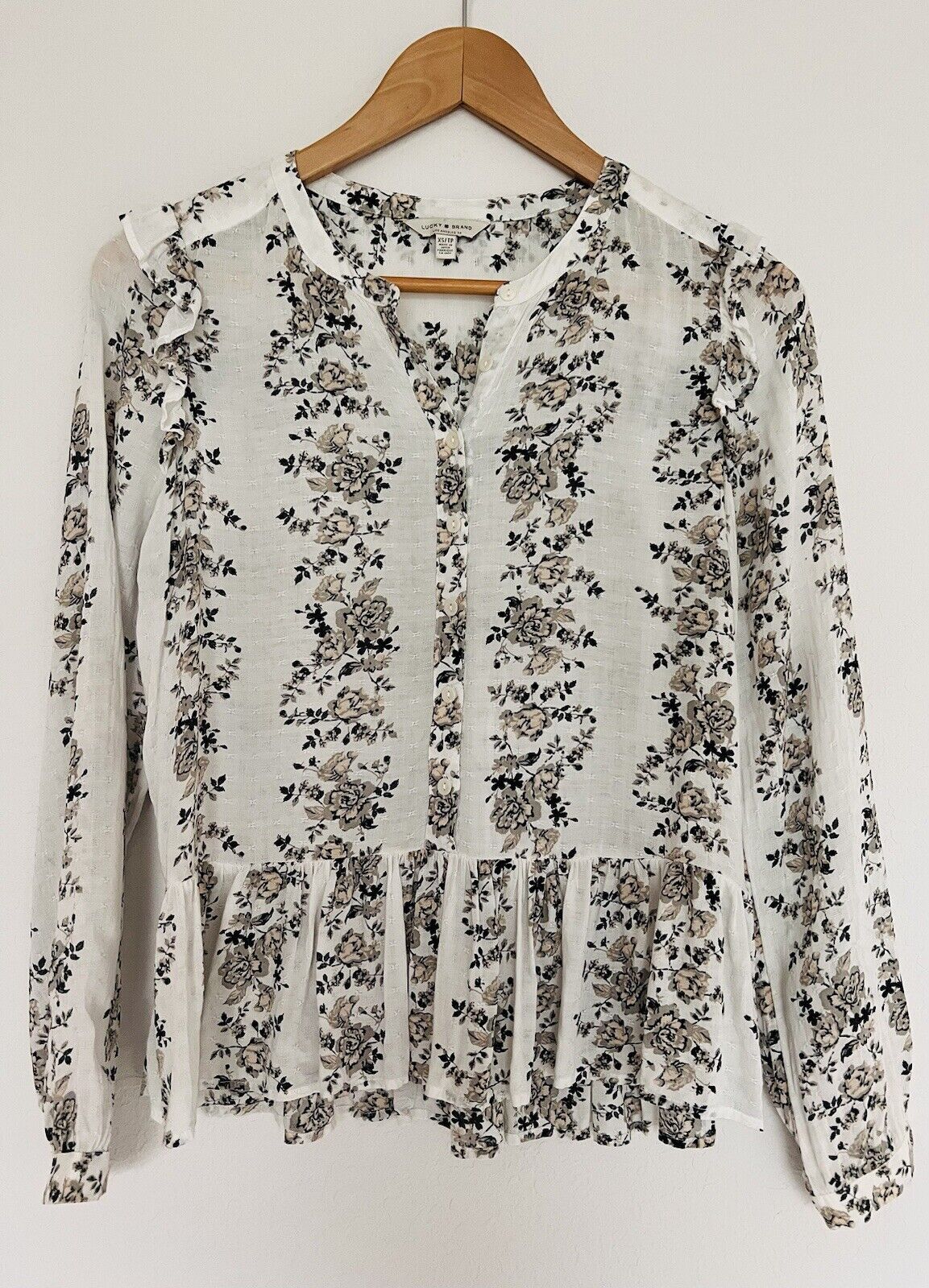 LUCKY BRAND Valentina Cream Floral Top Sz XS Long Sleeve Ruffle Shoulder Detail