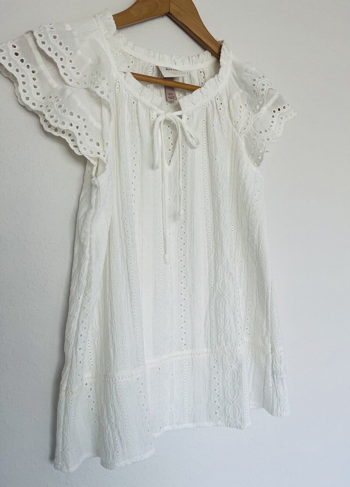 KNOX ROSE White Blouse Sz XS Boho Tassel V-Neck Floral Eyelet White Top