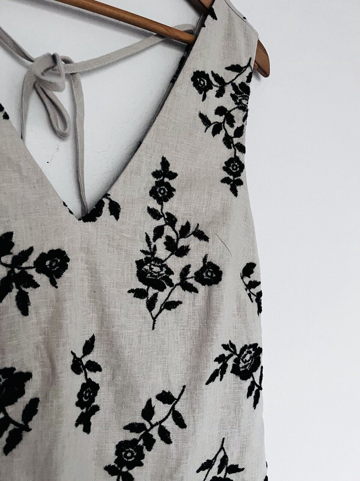 ABERCROMBIE  & FITCH Gray Floral Embroidered Dress Sz XS Linen Blend V-Neck