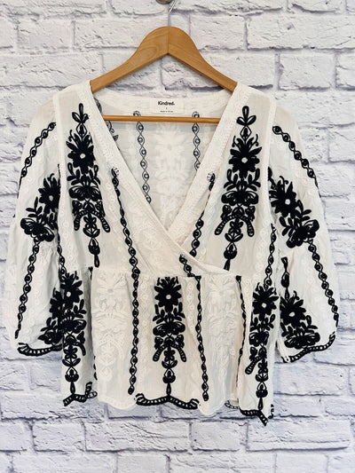 KINDRED Embroidered Eyelet Blouse Sz L Babydoll 3/4 Sleeve Ruffled Pullover Top