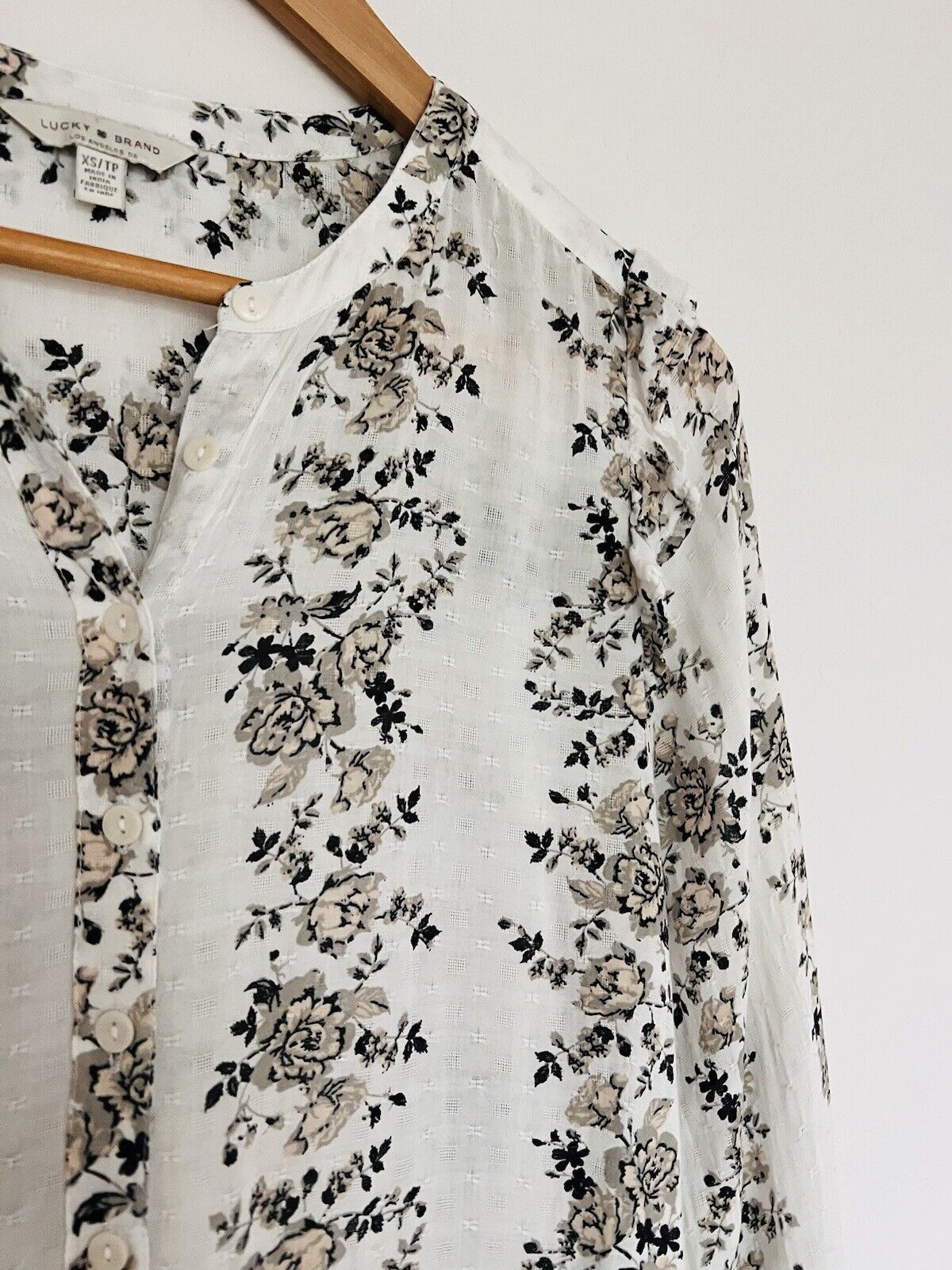 LUCKY BRAND Valentina Cream Floral Top Sz XS Long Sleeve Ruffle Shoulder Detail