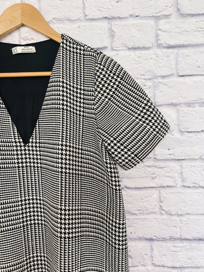 ZARA Black/White Plaid Dress Sz XS TRF Collection Short Sleeve V-Neck Academia