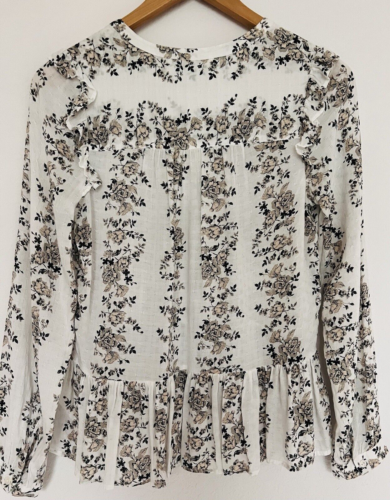 LUCKY BRAND Valentina Cream Floral Top Sz XS Long Sleeve Ruffle Shoulder Detail