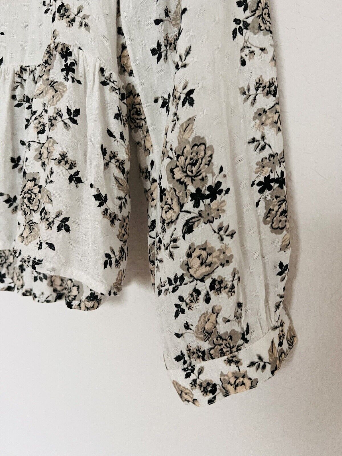 LUCKY BRAND Valentina Cream Floral Top Sz XS Long Sleeve Ruffle Shoulder Detail