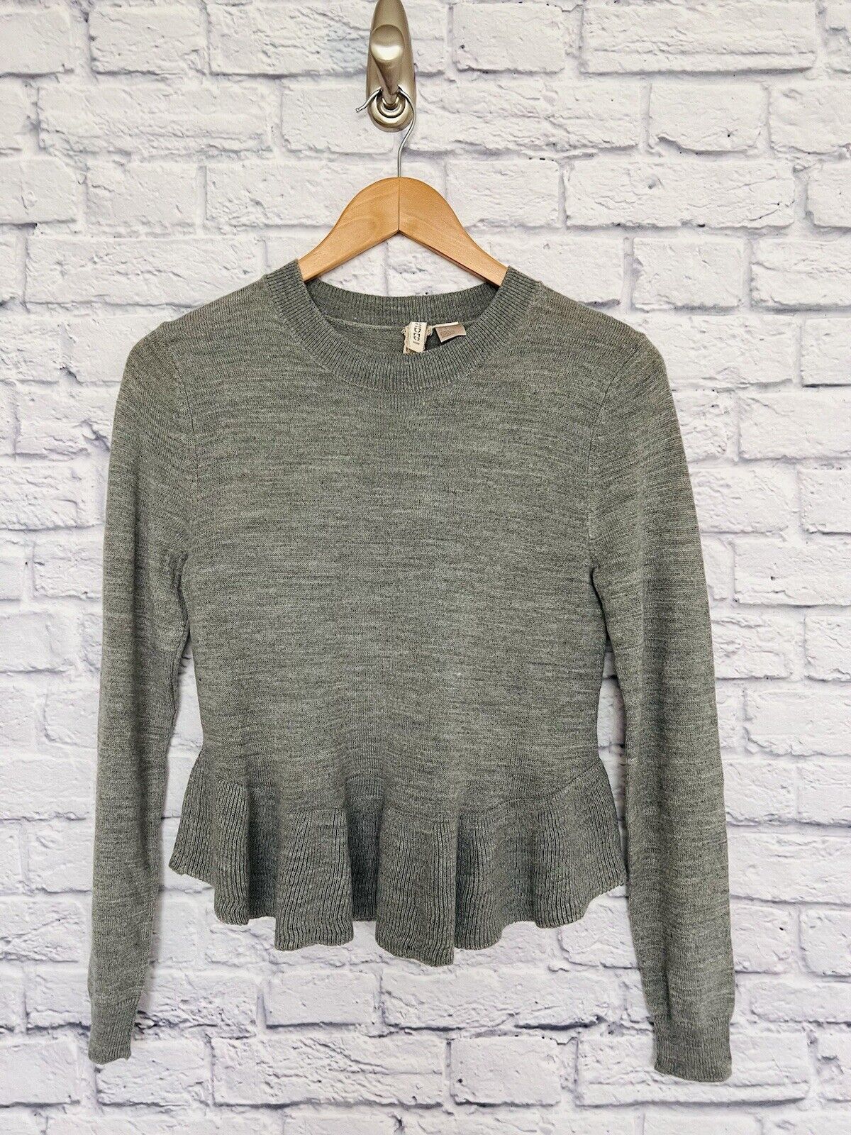 H&M DIVIDED Women’s Sweater Knit Lightweight Peplum Bottom Sz Small Gray