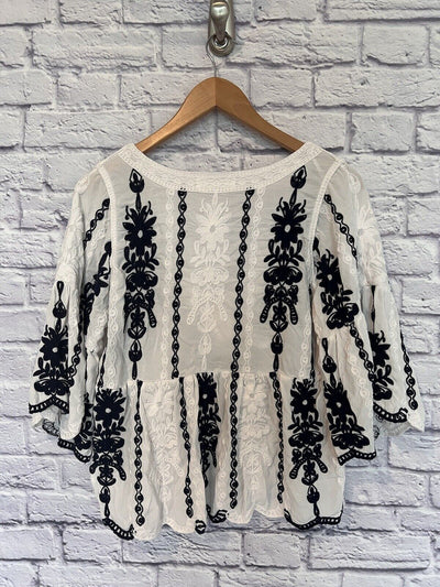 KINDRED Embroidered Eyelet Blouse Sz L Babydoll 3/4 Sleeve Ruffled Pullover Top
