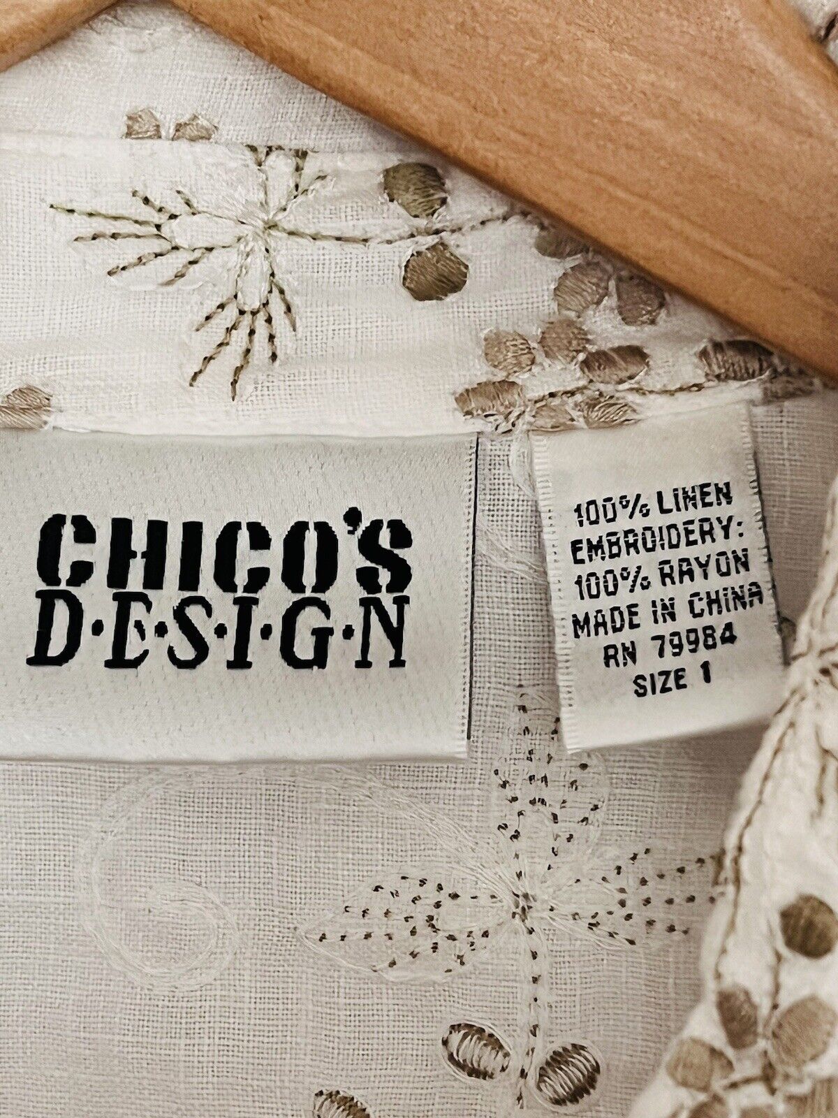 CHICO’S Design 100% Linen Button Up Shirt Sz M Embroidered Floral 3/4 Sleeve