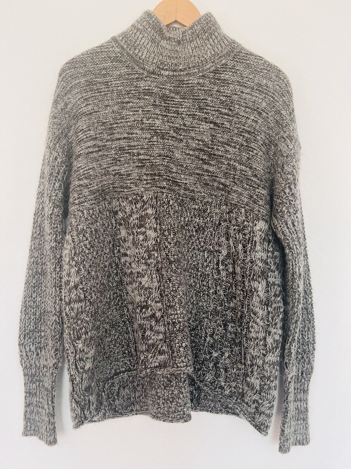 VERA WANG Gray Chunky Sweater Sz XL Cable Knit Long Sleeve Hi-Low Mixed Pattern