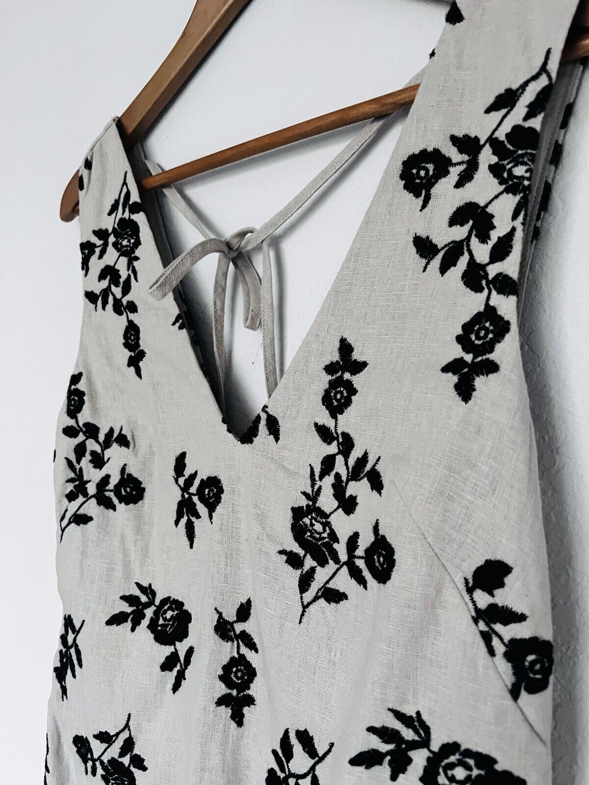 ABERCROMBIE  & FITCH Gray Floral Embroidered Dress Sz XS Linen Blend V-Neck