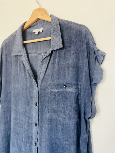 UMGEE Salmon Blue Short Sleeve Button Up Top M Frayed Hi/Lo Hem Lightweight