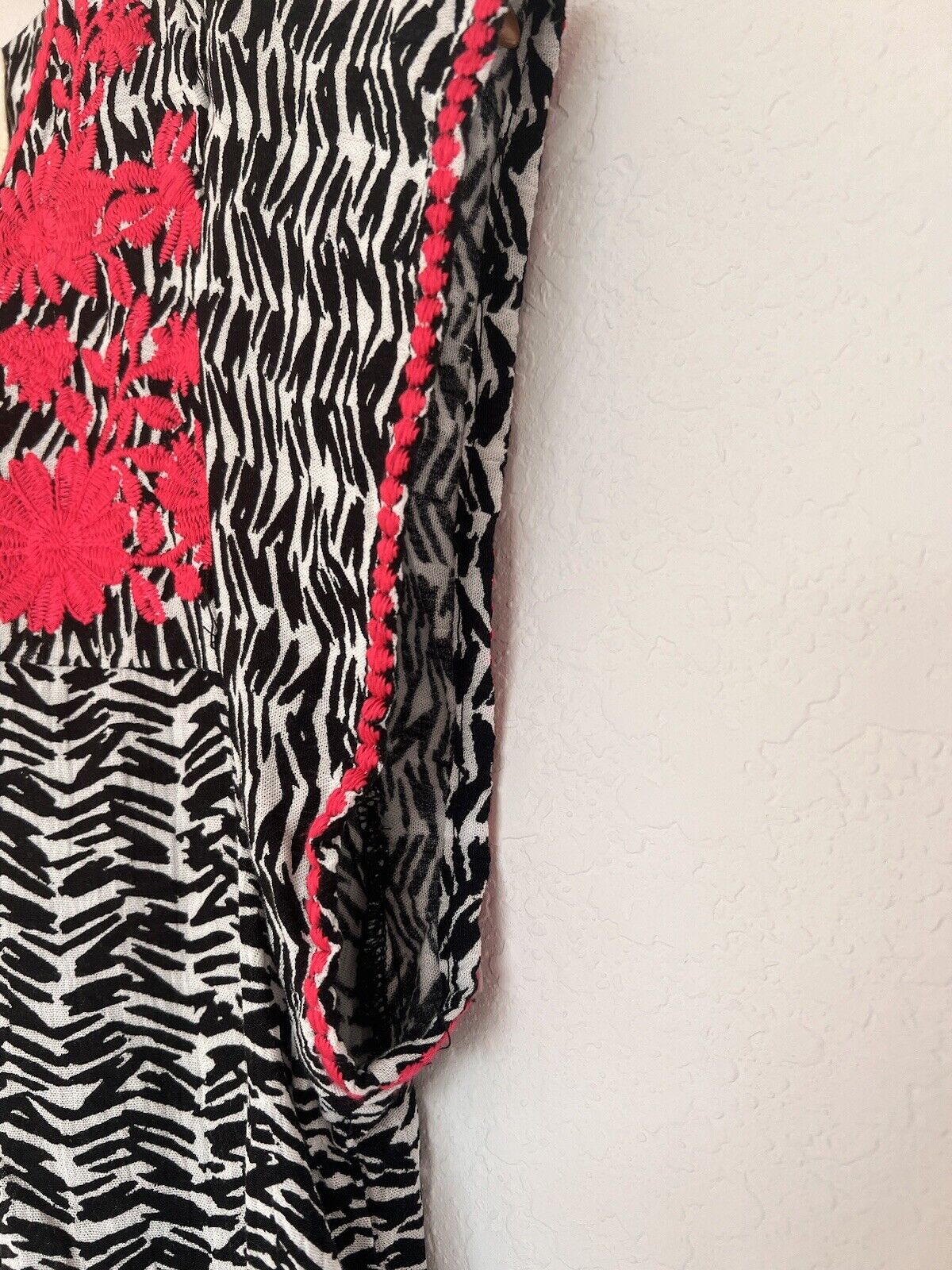 SAVANNA JANE NWT Embroidered Top Sz M Black White Zebra Animal Print Blouse