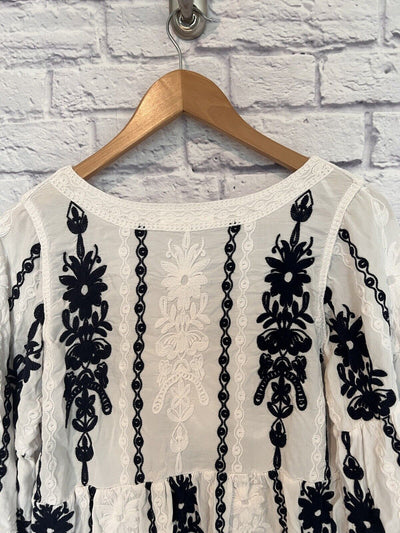 KINDRED Embroidered Eyelet Blouse Sz L Babydoll 3/4 Sleeve Ruffled Pullover Top