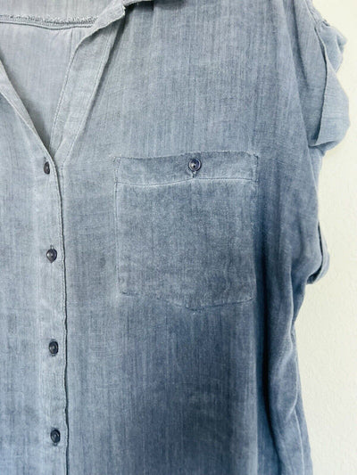 UMGEE Salmon Blue Short Sleeve Button Up Top M Frayed Hi/Lo Hem Lightweight